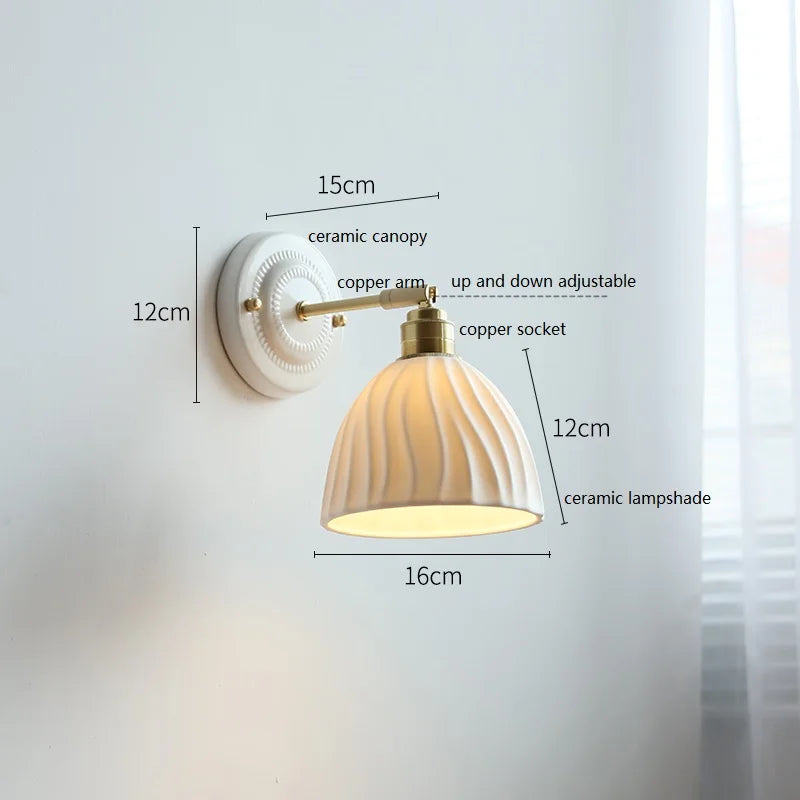 Applique murale en céramique rainurée et laiton doré, bras orientable