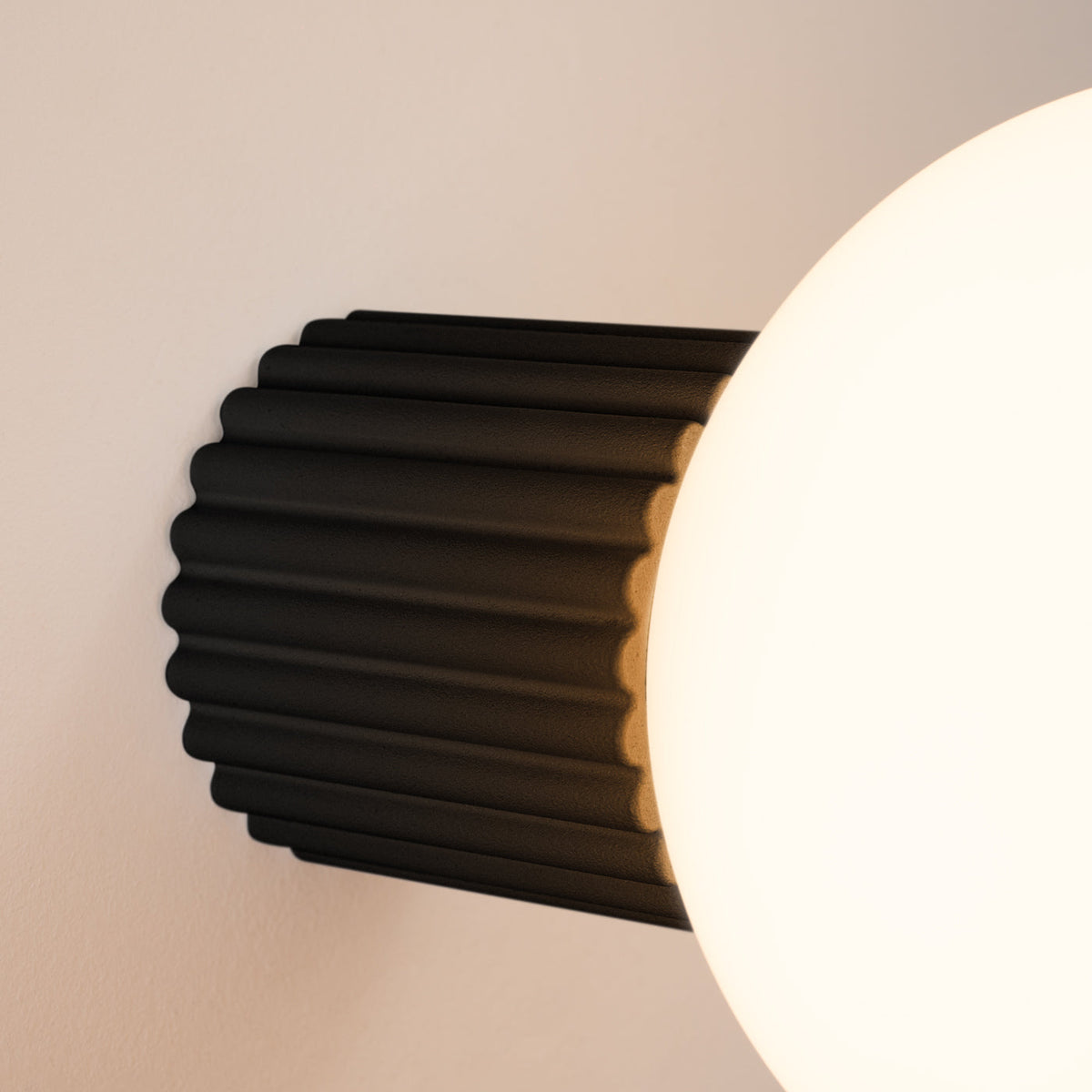 Applique Murale Halo Noir IP44 en Aluminium Nervuré