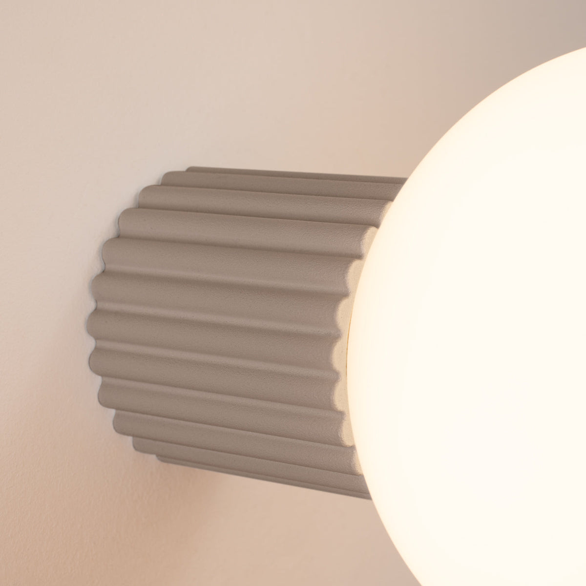 Applique Murale Halo Taupe IP44 en Aluminium Nervuré