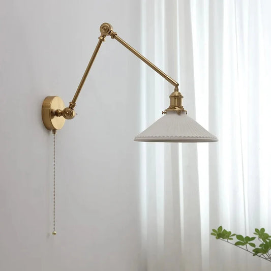 Applique murale vintage en laiton à bras orientable et abat-jour céramique