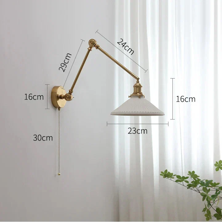 Applique murale vintage en laiton à bras orientable et abat-jour céramique