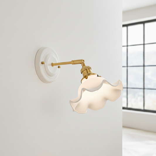 Applique Murale Céramique Blanche Forme Fleur et Cuivre Doré, Bras Orientable