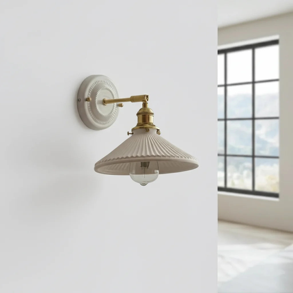 Applique Murale Céramique Blanche Plissée et Laiton Doré Orientable