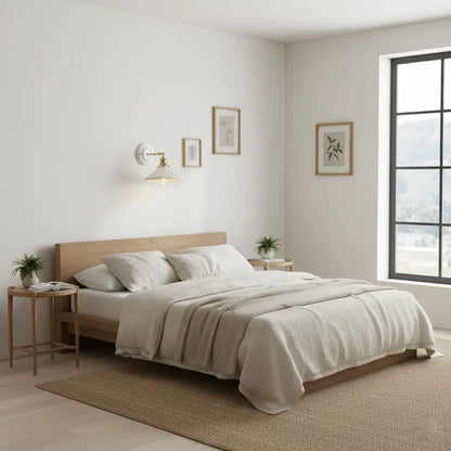 Applique Murale Céramique Blanche Plissée et Laiton Doré Orientable
