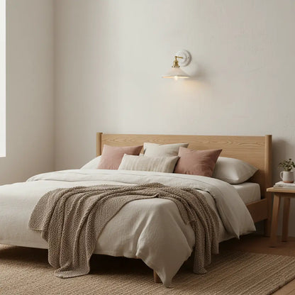 Applique Murale Céramique Blanche Plissée et Laiton Doré Orientable