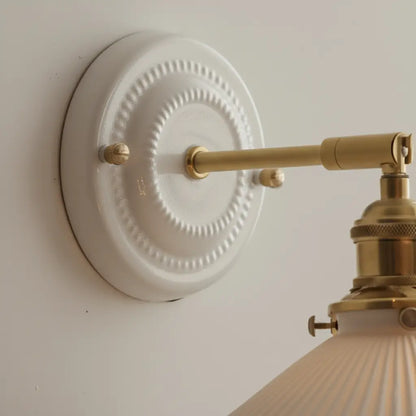 Applique Murale Céramique Blanche Plissée et Laiton Doré Orientable