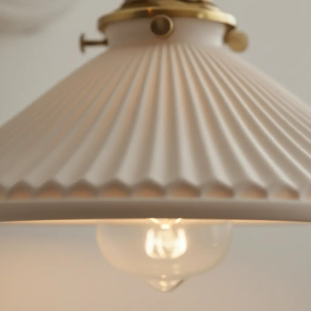 Applique Murale Céramique Blanche Plissée et Laiton Doré Orientable