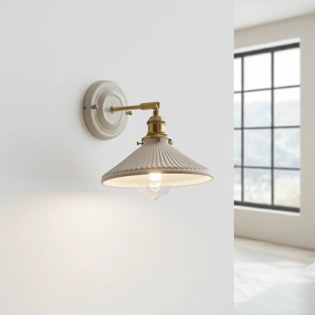 Applique Murale Céramique Blanche Plissée et Laiton Doré Orientable