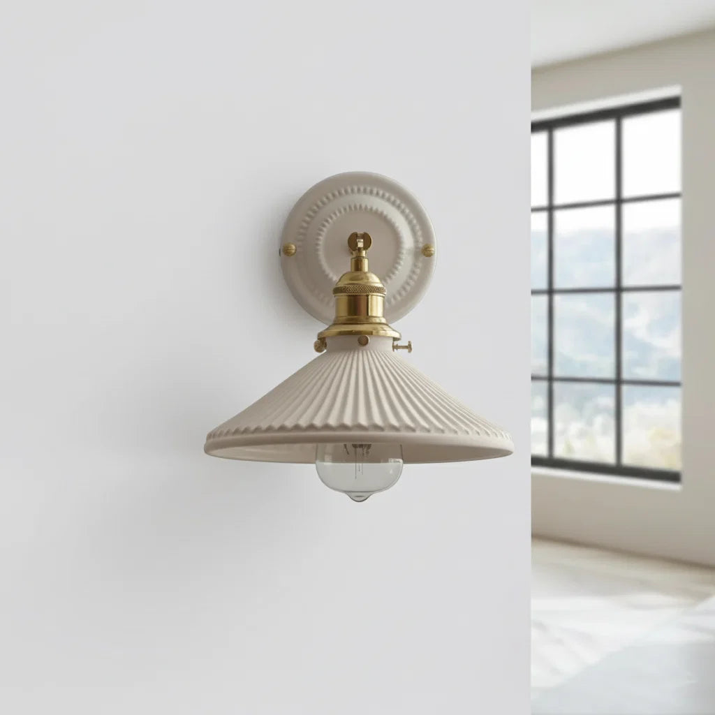 Applique Murale Céramique Blanche Plissée et Laiton Doré Orientable