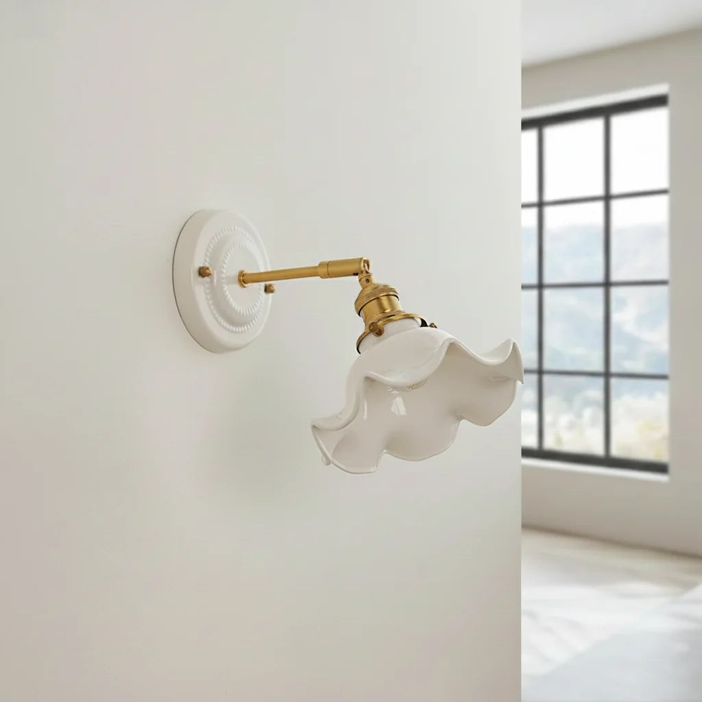 Applique Murale Céramique Blanche Forme Fleur et Cuivre Doré, Bras Orientable