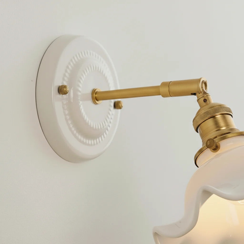 Applique Murale Céramique Blanche Forme Fleur et Cuivre Doré, Bras Orientable