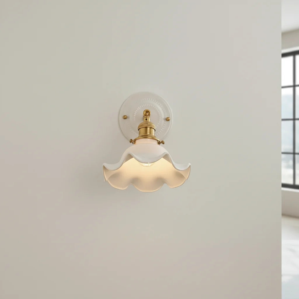Applique Murale Céramique Blanche Forme Fleur et Cuivre Doré, Bras Orientable