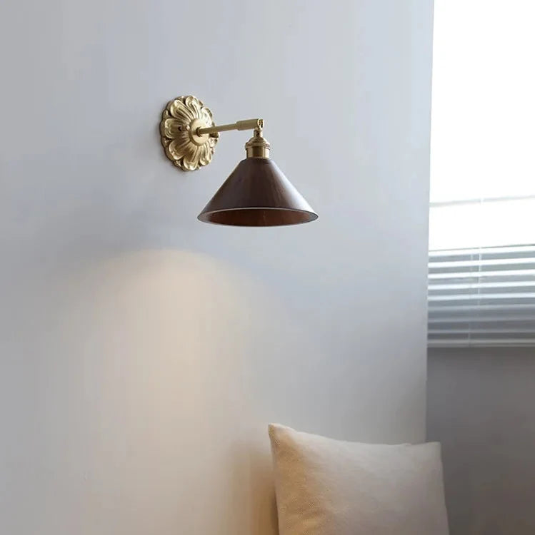 Applique Murale Conique en Bois et Laiton Orientable