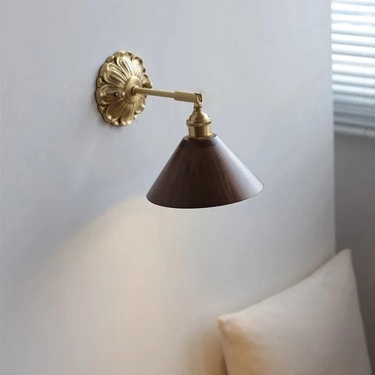 Applique Murale Conique en Bois et Laiton Orientable