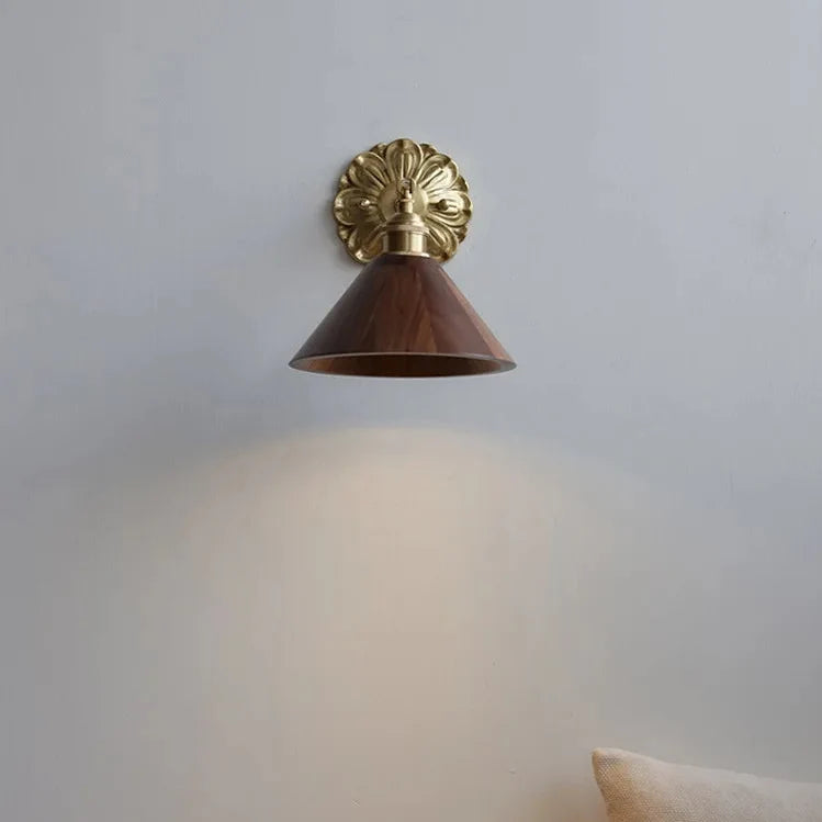 Applique Murale Conique en Bois et Laiton Orientable