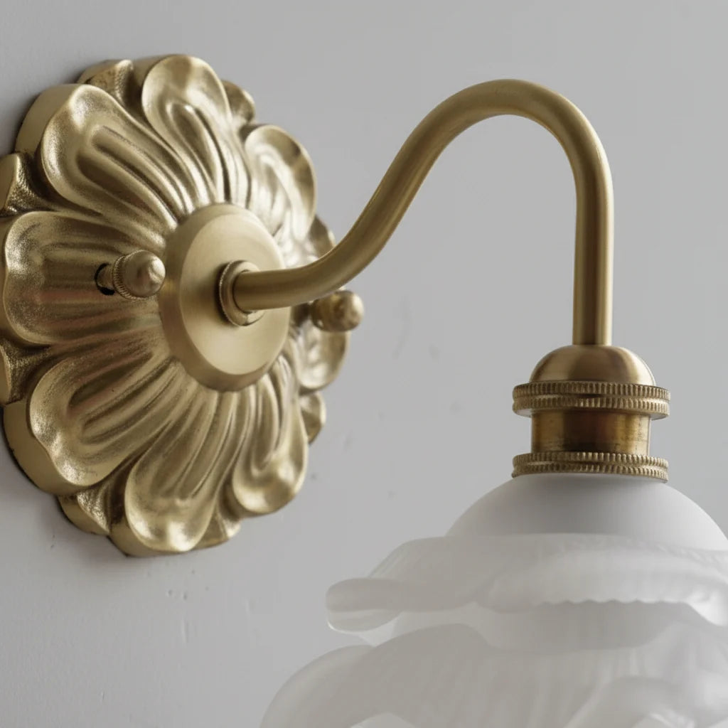 Applique Murale Fleur en Laiton et Verre Dépoli, Esprit Rétro