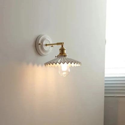 Applique Murale Orientable en Céramique Plissée et Laiton