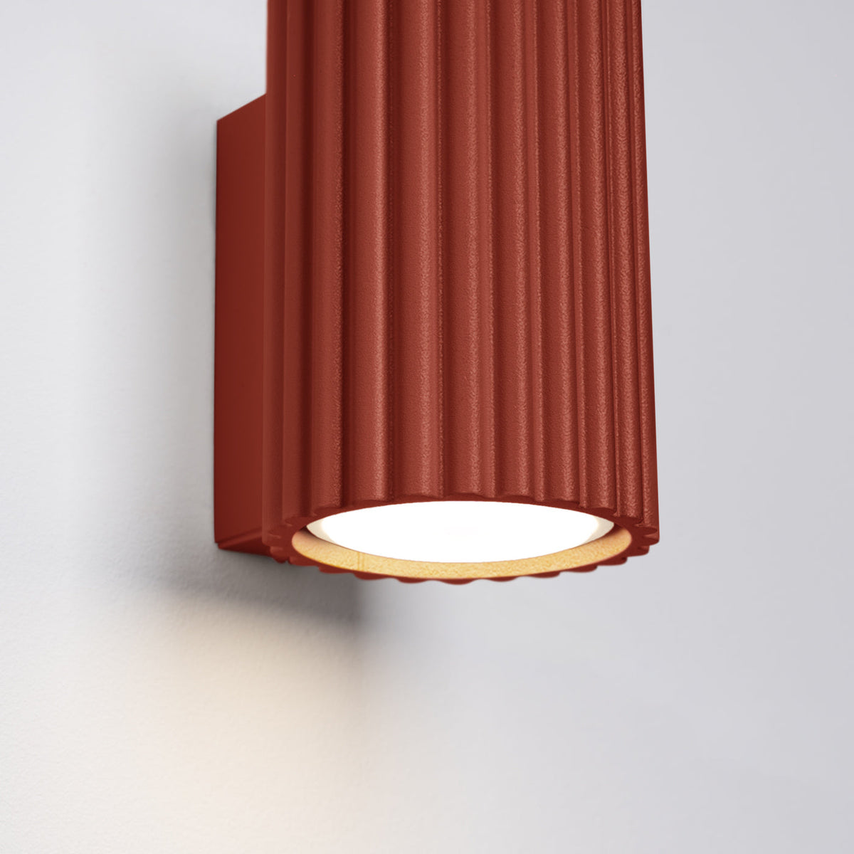 Applique Murale Oslo 10 cm en Aluminium Cannelé Rouge Ocre