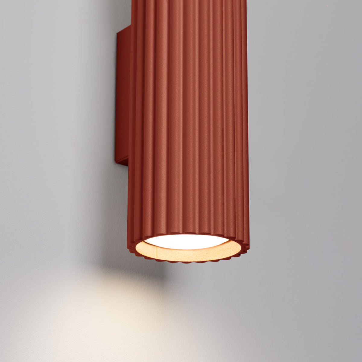Applique Murale Oslo 20 cm en Aluminium Cannelé Rouge Ocre