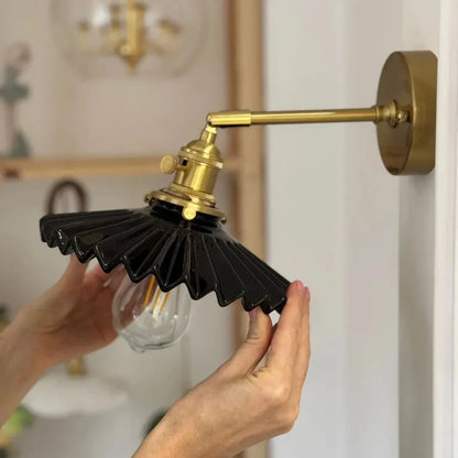 Applique Murale Plissée en Céramique Noire, Bras Laiton Doré
