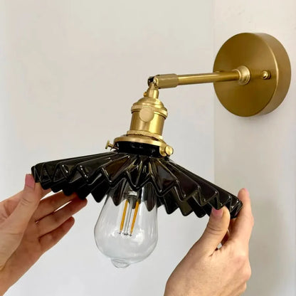 Applique Murale Plissée en Céramique Noire, Bras Laiton Doré