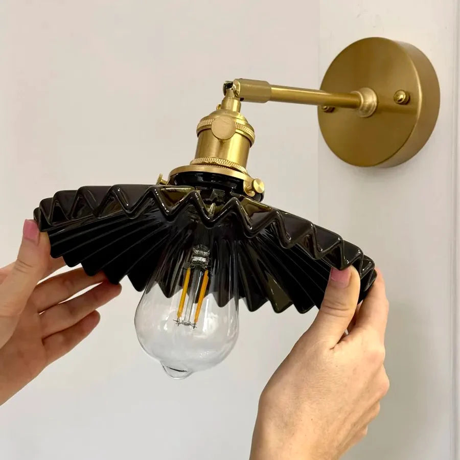 Applique Murale Plissée en Céramique Noire, Bras Laiton Doré