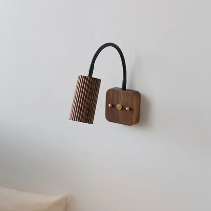 Applique Murale Liseuse Orientable Cylindre Cannelé en Bois de Noyer