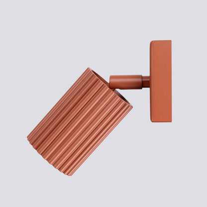 Applique Murale Orientable Oslo en Aluminium Cannelé Rouge Ocre